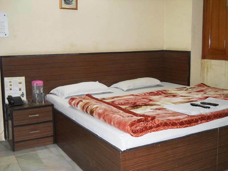 Hotel Prince Palace Deluxe - Paharganj - Új-Delhi Kültér fotó