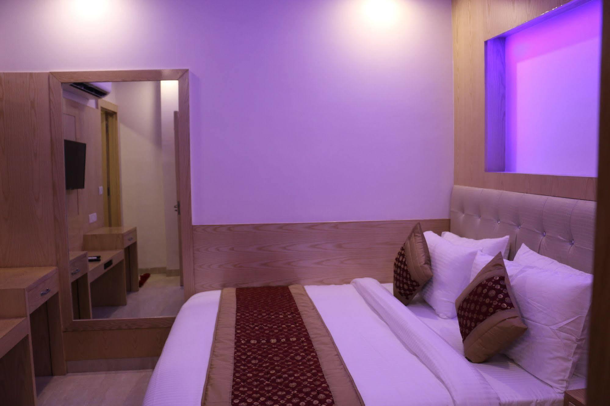 Hotel Prince Palace Deluxe - Paharganj - Új-Delhi Kültér fotó